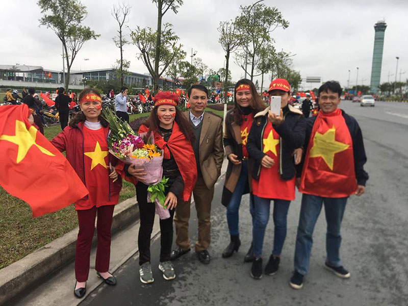 Mẹ Tiến Dũng và bố Quang Hải nói gì khi ra đón con trai?